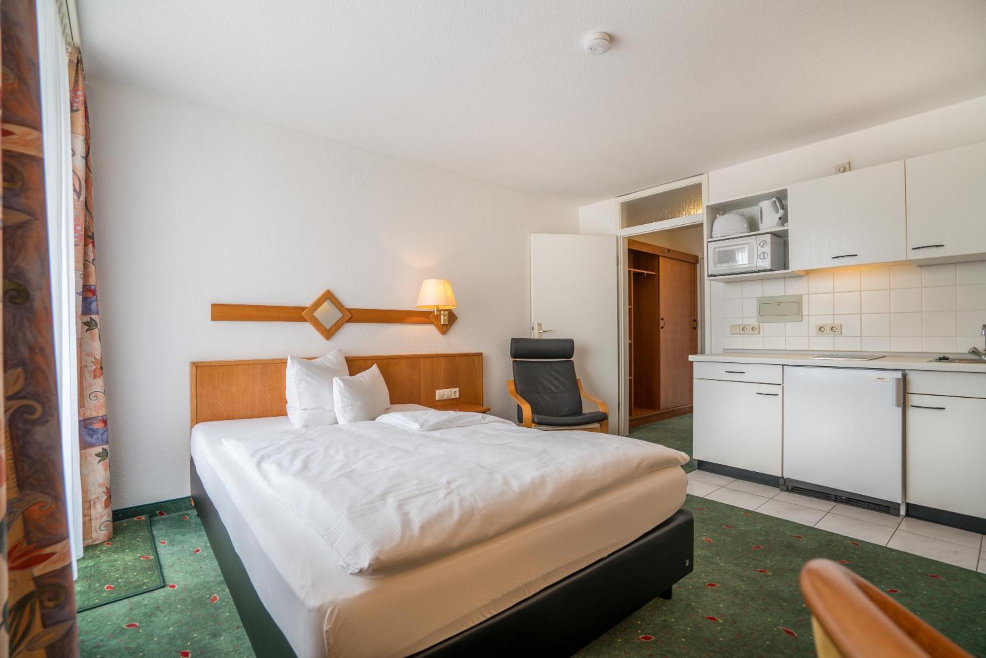 Airporthotel Residenz Steinenbronn Exteriör bild