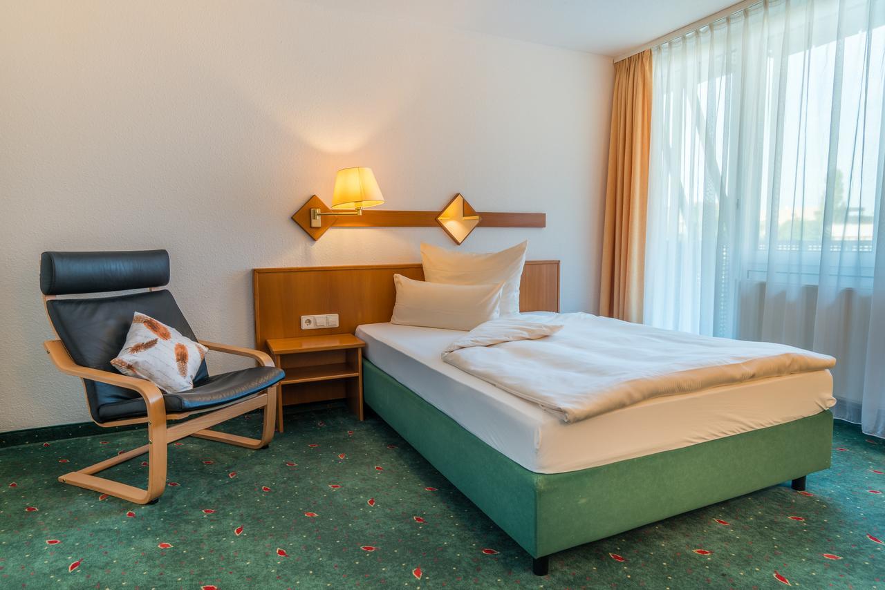 Airporthotel Residenz Steinenbronn Exteriör bild